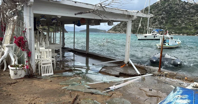Son dakika: Fırtına Bodrum u etkisi altına aldı... Dalgalar taştı, işletmeleri su bastı; camları kırıldı! Son dakika haberleri