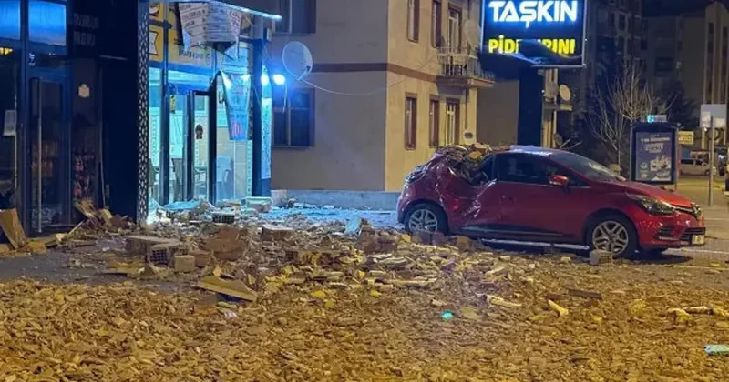 Kayseri’de şiddetli rüzgar binanın duvarını yıktı! Park halindeki bir araç zarar gördü