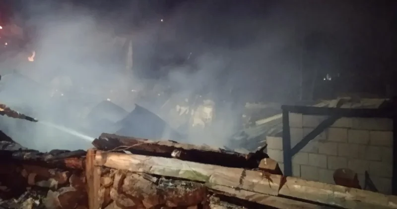 Geceyi alevler aydınlattı: Tek katlı ev kül oldu