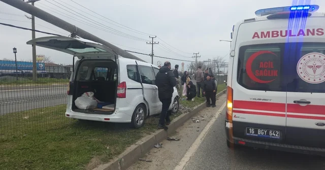 Hafif ticari araç refüjdeki aydınlatma direğine çarptı; 2 yaralı Bursa Haberleri