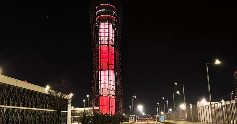 Sabiha Gökçen’de Çanakkale ruhu gökyüzüne yansıdı: ATC, Türk Bayrağı renkleriyle aydınlatıldı