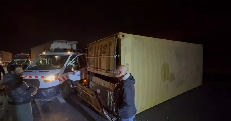 Kuzey Marmara Otoyolu nda 2 TIR çarpıştı: 2 yaralı