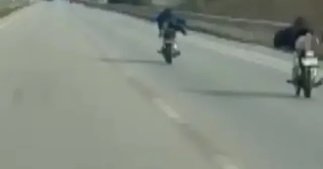Ölüme davetiye çıkardılar: Motosiklet üzerinde yatarak 115 kilometre hızla gittiler VİDEO İZLE