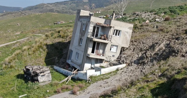 Çiğli de çöp tesisinin neden olduğu heyelan mahalleyi yutuyor İzmir Haberleri