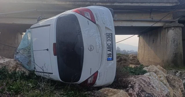 Genç sürücü ölümden döndü: Kontrolden çıkan araç köprüden uçtu, 1 yaralı Bursa Haberleri