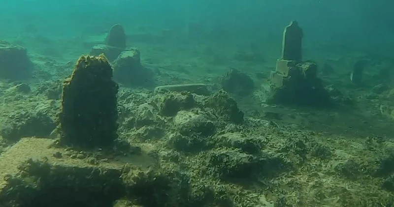 Diyarbakır da su altında 2 bin 400 yıllık türbe bulundu