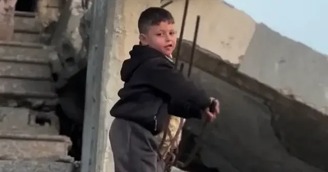 Gazze nin yıkılmayan umudu: Çocuklar enkaz yığınlarını oyun parkına çevirdi VİDEO İZLE