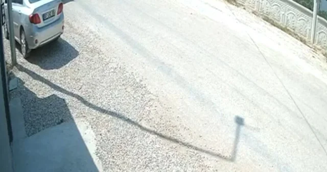 Park halindeki otomobil yola çıkarken elektrikli bisiklete çarptı Kaza anı kameralara yansırken, devrilen elektrikli bisikletin sürücüsü yaralandı Antalya Haberleri
