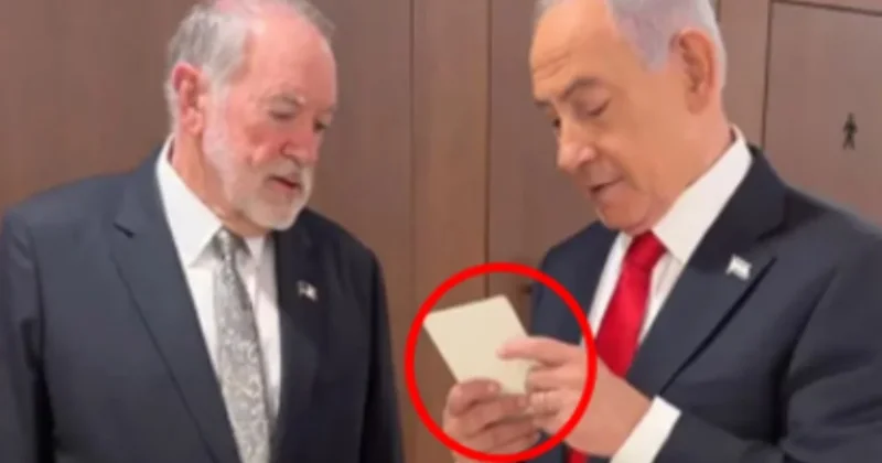 Netanyahu elindeki suikast listesini gülerek gösterdi! Dünyayı dehşete düşüren kan kokulu diyalog Sözcü Gazetesi