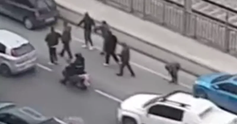 Küçükçekmece’de yol verme tartışması sopalı kavgaya dönüştü