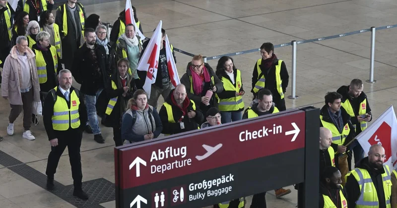 Berlin Brandenburg Havalimanı nda grev nedeniyle 57 bin yolcu mağdur oldu