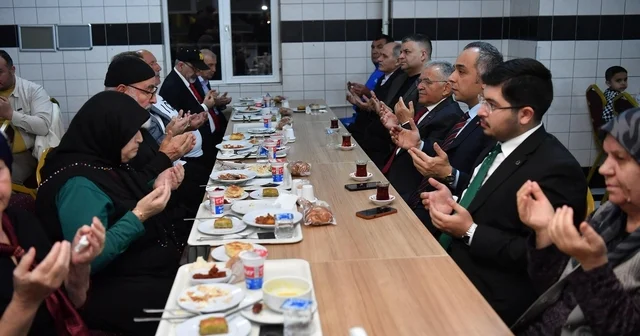 Başkan Büyükkılıç, Cumhurbaşkanı ile bayramlaştı, iftara 5 kala programına ve huzurevi gönül sofrasına katıldı Kayseri Haberleri