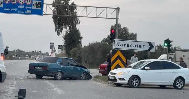 Tofaş ın kırmızı ışık ihlaliyle gelen kaza kamerada Antalya Haberleri