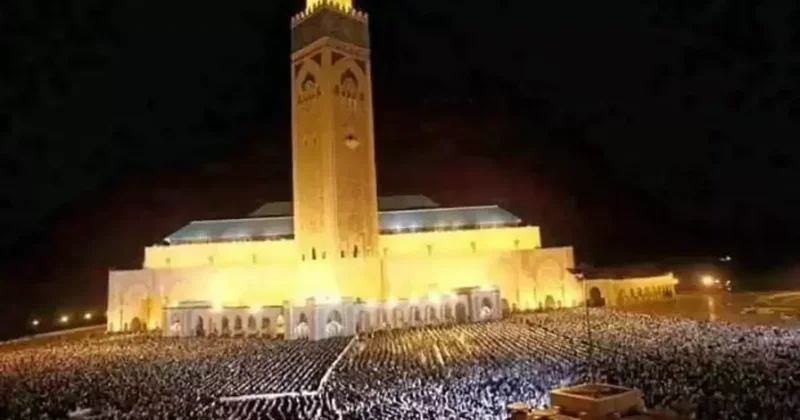 Fas ta tarihi görüntüler: Kadir Gecesi nde 900 bin kişiyle teravih namazı