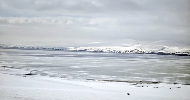 Nazik Gölü nde buzların çözülmesi bu yıl gecikti Bitlis Haberleri