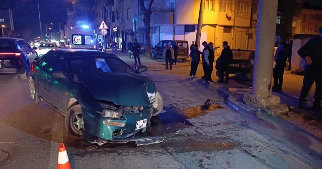 Bursa da otomobil enerji nakil hattı direğine çarptı: 3 yaralı Bursa Haberleri
