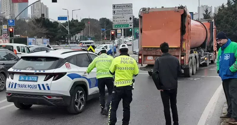 Ataşehir de İBB ye ait atık transfer kamyonunun çarptığı skuter sürücüsü ağır yaralandı