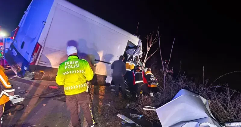 Kamyonet TIR’a arkadan çarptı: 2 ölü, 1 yaralı