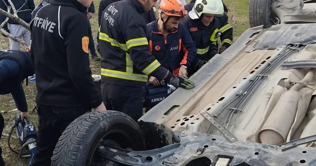 Hafif ticari araç şarampole yuvarlandı; baba ve kızı hayatını kaybetti Siirt Haberleri
