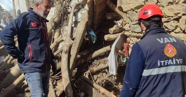 Çatak ta ahır çöktü: 50 kuzu göçük altında kaldı Van Haberleri