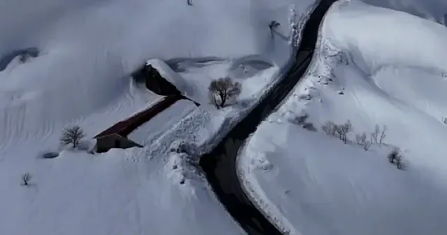 Hakkari’de kışın büyüleyici yüzü: Karla kaplı dağlar havadan görüntülendi VİDEO İZLE