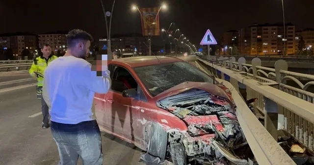 Kayseri de karşı yola geçen otomobil bariyerlere çarptı Kaza yapan sürücü ailesine kaza haberini görüntülü arayarak verdi Kayseri Haberleri