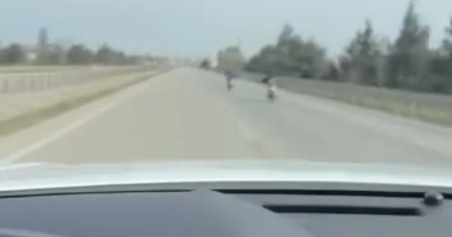 Bursa da motor üstünde yatarak tehlikeli yolculuk Bursa da otoyolda yolunda pes dedirten görüntüler Bursa da 115 km hızla motosiklet üzerinde uzanarak ilerlediler Bursa Haberleri