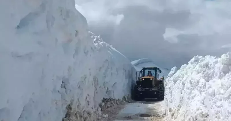 Bitlis’te çığ ve heyelan ulaşımı aksattı