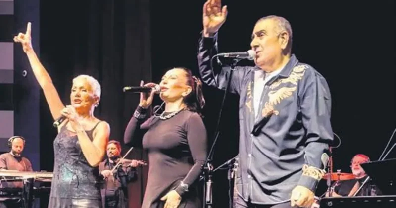 Koltuk değneğiyle sahnede