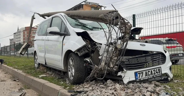 Bursa da direğe çarpan otomobildeki, 2 kişi yaralandı Bursa Haberleri
