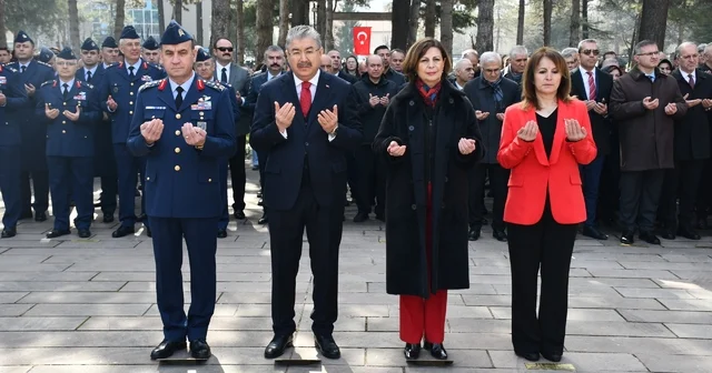 Eskişehir de 18 Mart Şehitleri Anma Günü ve Çanakkale Deniz Zaferi törenle kutlandı Şehitlikte düzenlenen törende duygusal anlar yaşandı Vatan uğruna can veren kahramanlar dualarla anıldı Eskişehir Haberleri