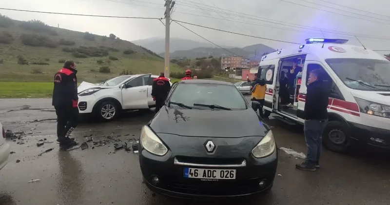 Kaza değil resmen can pazarı! 4 kişi araçta sıkıştı