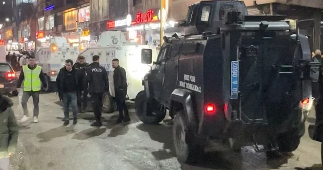 Yüksekova da taşlı sopalı kavga: 1 i polis 2 yaralı Hakkari Haberleri