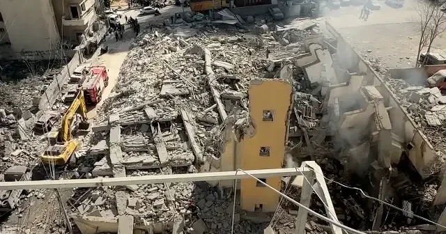 İsrail’in Beyrut’taki hava saldırısında yerle bir olan binanın enkazı görüntülendi VİDEO İZLE