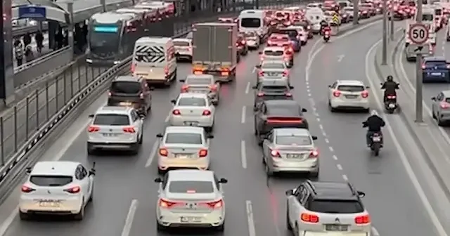 İstanbul da iftar öncesi trafik yoğunluğu yaşandı: Yüzde 80 e ulaştı VİDEO İZLE