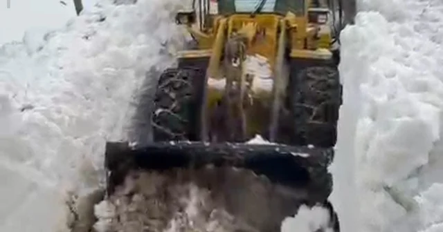 Çatbayır Mahallesi yoluna düşen çığ temizlendi Van Haberleri