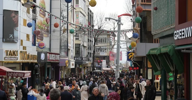 İzmit sokaklarında bayram alışverişi hareketliliği: Adım atacak yer kalmadı Bayram için ABD den memleketi Kocaeli ye gelen gurbetçinin alışveriş telaşı Kocaeli Haberleri