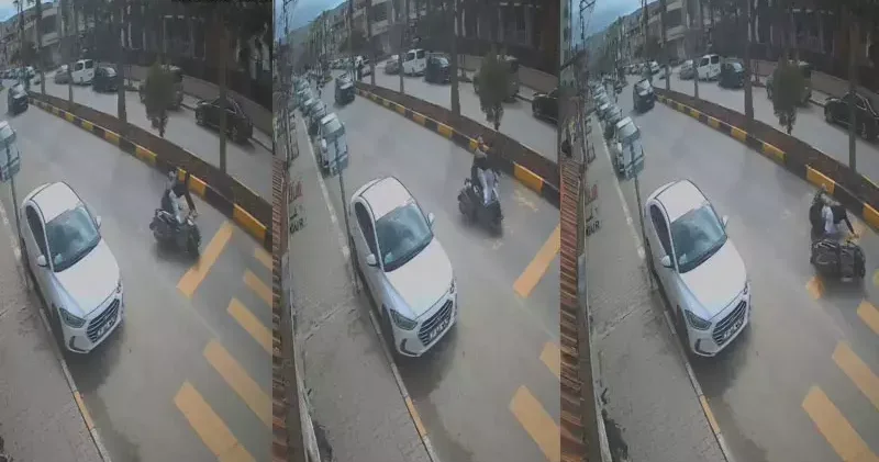 Devrilen motosikletteki 2 kişi yaralandı; kaza kamerada