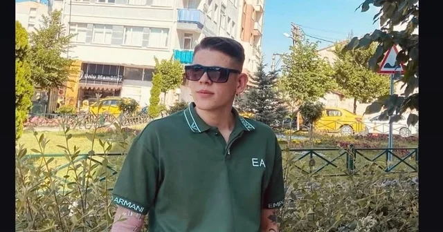 Motosiklet kazasında hayatını kaybeden 20 yaşındaki genç son yolculuğuna uğurlandı Bir aylık evli olan Emirhan Kızıltaş ın cenazesinde gözyaşları sel oldu Eskişehir Haberleri