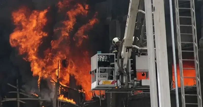 Hindistan da çok katlı binada çıkan yangında 7 kişi öldü Dünya Haberleri