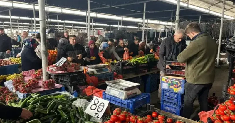 Pazarlarda bayram yoğunluğu! Esnafın yüzü güldü