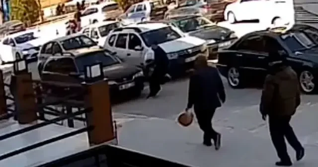 Karaman’da yola fırlayan çocukların otomobile çarptığı anlar kamerada VİDEO İZLE