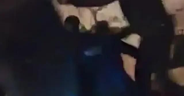 İsrail askerleri namaz kılan Müslümanlara saldırdı VİDEO İZLE