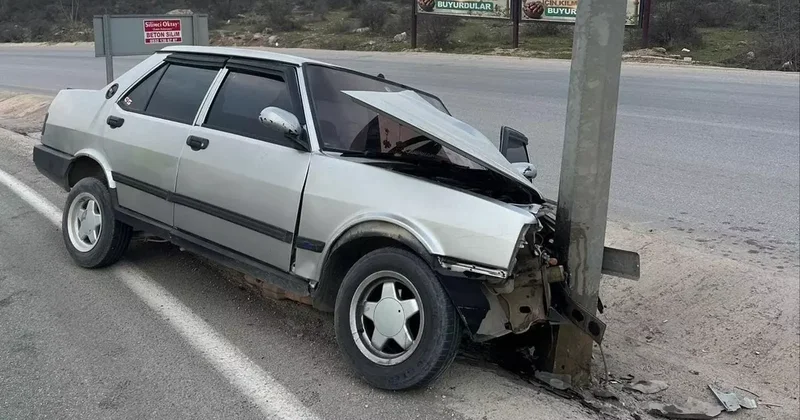Bursa’da otomobil direğe çarptı