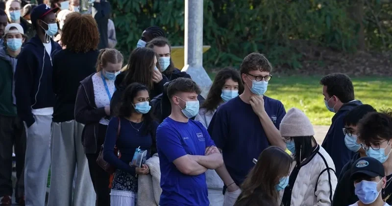İngiltere’de menenjit alarmı: Kampüslerde antibiyotik kuyrukları oluştu!