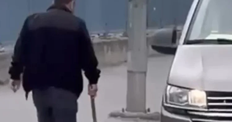 Çekiçle saldıracaktı: Sürücüye yaklaşınca geri vites yaptı
