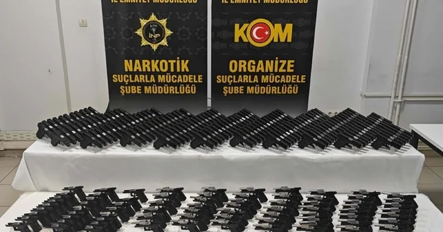 İzmir de 149 ruhsatsız tabanca bulundu; 2 gözaltı İzmir Haberleri