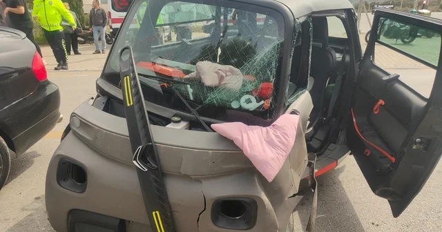 Kuşadası nda otomobil ile elektrikli araç kafa kafaya çarpıştı: 4 yaralı Aydın Haberleri