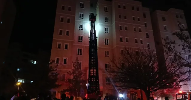 Apartmanın girişindeki elektrik panosunda yaşanan patlama paniğe neden oldu Dumandan etkilenen 3 kişi hastaneye kaldırıldı Şanlıurfa Haberleri