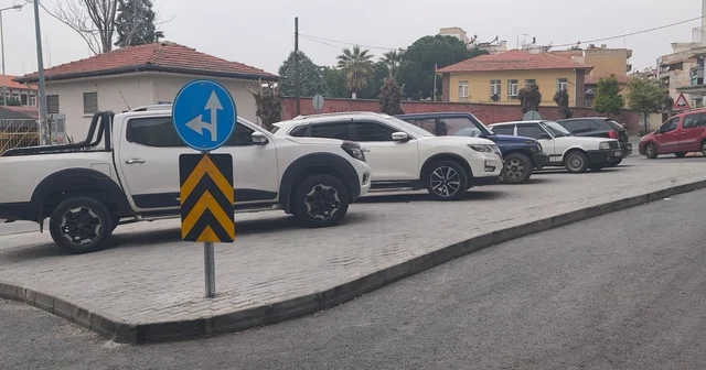 Alınan önlemler onları durdurmadı Duyarsız sürücülerin park ihlalleri, yayaları mağdur etti Aydın Haberleri